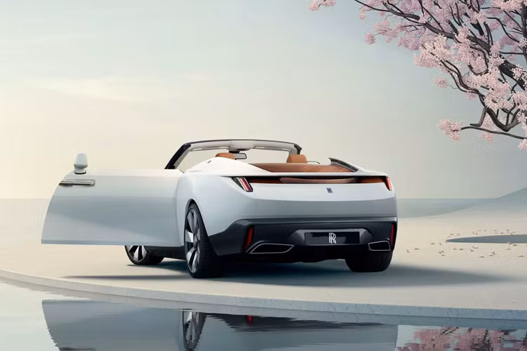 Một trong số đó là việc hoàn thiện các vạch phút bằng lớp phủ gốm thay vì anod hóa, đảm bảo độ ổn định theo thời gian cũng như giá trị thẩm mỹ. Các vạch giờ được vẽ thủ công cần camera phóng đại trợ giúp để đảm bảo độ chính xác, cũng như logo RR được gia công từ thép không gỉ.