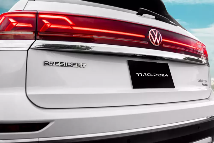 Tuy nhiên, nội thất của Volkswagen Teramont ở Trung Quốc và Mỹ lại không khác gì nhiều, màn hình 12 inch dạng nổi, thay vì chìm như các xe đang bán ở trong nước, bảng đồng hồ có kích thước 10,25 inch, xe có cần số điện tử mới, đẹp mắt.