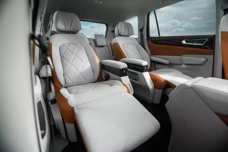 Volkswagen Teramont bản nâng cấp giữa vòng đời, sẽ là mẫu SUV có hàng ghế thương gia duy nhất trong phân khúc, đây cũng là áy chủ bài chính của Volkswagen Teramont 2024 để thu hút các khách hàng yêu thích 1 chiếc xe SUV 7 chỗ nhưng có ghế thương gia như xe MPV. 