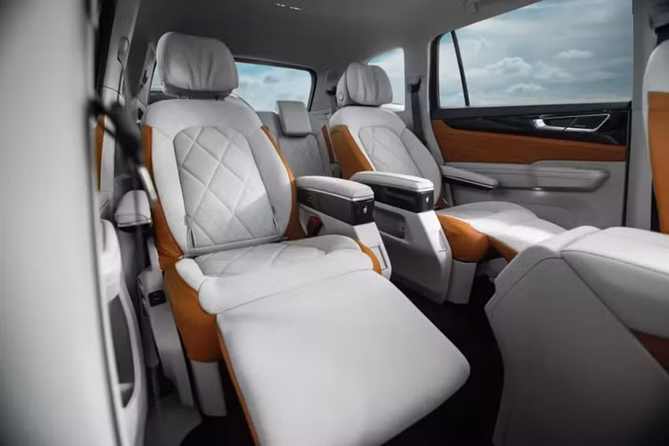 Volkswagen Teramont bản nâng cấp giữa vòng đời, sẽ là mẫu SUV có hàng ghế thương gia duy nhất trong phân khúc, đây cũng là áy chủ bài chính của Volkswagen Teramont 2024 để thu hút các khách hàng yêu thích 1 chiếc xe SUV 7 chỗ nhưng có ghế thương gia như xe MPV. 