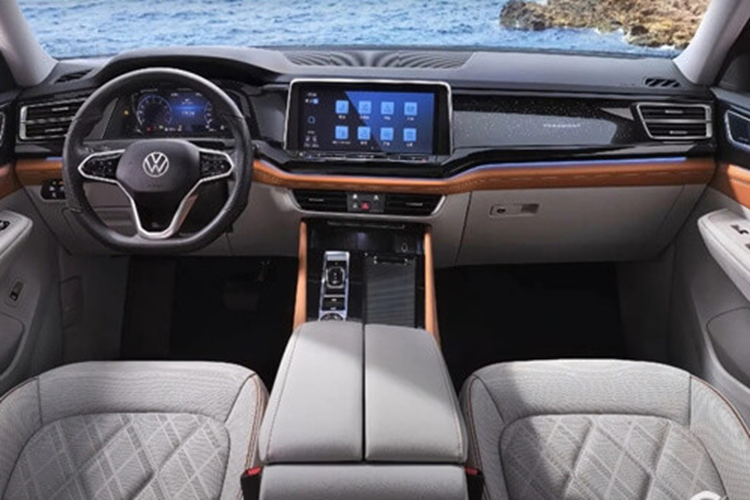 Đáng chú ý, Volkswagen Teramont 2024 bán tại Việt Nam sẽ được nhập khẩu từ Trung Quốc, không phải thị trường Mỹ như trước đây, nên sẽ có khác biệt ở ngoại hình từ cản trước, lưới tản nhiệt, đèn pha, mâm, chụp ống xả và cả va sau, cũng như đèn hậu.