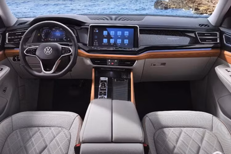 Đáng chú ý, Volkswagen Teramont 2024 bán tại Việt Nam sẽ được nhập khẩu từ Trung Quốc, không phải thị trường Mỹ như trước đây, nên sẽ có khác biệt ở ngoại hình từ cản trước, lưới tản nhiệt, đèn pha, mâm, chụp ống xả và cả va sau, cũng như đèn hậu.