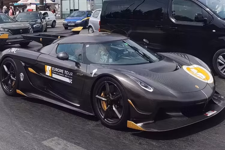 Trong hành trình siêu xe 6to6 Europe Tour 2024 từ Hy Lạp đến Monaco, diễn ra gần đây, giới mê xe trên toàn thế giới đã khá đau lòng trước vụ việc, 1 chiếc xe trong đoàn này gặp tai nạn, dẫn đến xe bị lửa thiêu rụi hoàn toàn, không còn có khả năng sửa chữa. Đặc biệt hơn, đó còn là 1 chiếc Koenigsegg Jesko Attack Nur Edition mạ vàng.