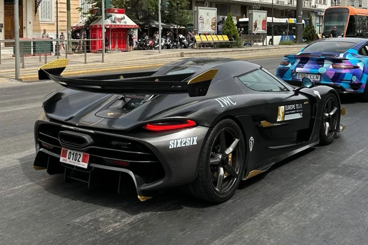 2 bộ tăng áp của động cơ trên Koenigsegg Jesko kết nối trực tiếp với một máy nén điện cỡ nhỏ. Máy nén này truyền không khí tới 2 bộ tăng áp từ bình 20 lít được làm bằng sợi carbon. Hãng Koenigsegg khẳng định nhờ trang bị này là động cơ của Jesko sẽ không bị trễ turbo và có thể cung cấp phản ứng ngay tức thì.