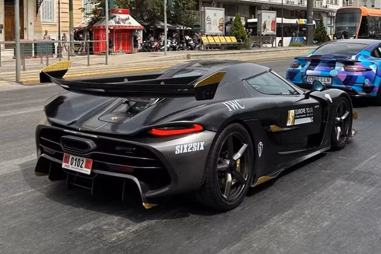 2 bộ tăng áp của động cơ trên Koenigsegg Jesko kết nối trực tiếp với một máy nén điện cỡ nhỏ. Máy nén này truyền không khí tới 2 bộ tăng áp từ bình 20 lít được làm bằng sợi carbon. Hãng Koenigsegg khẳng định nhờ trang bị này là động cơ của Jesko sẽ không bị trễ turbo và có thể cung cấp phản ứng ngay tức thì.