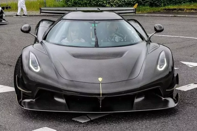 Trên toàn thế giới chỉ có đúng 125 chiếc Koenigsegg Jesko bản đặc biệt được sản xuất, và chủ nhân còn lựa chọn thêm tùy chọn Attack cũng như tên phiên bản là "Nur Edition", để khẳng định sự độc quyền không có xe thứ 2 trên thế giới, tuy nhiên, mọi chuyện đen đủi xảy ra đã khiến chiếc xe có giá 4 triệu đô la "hóa vàng".