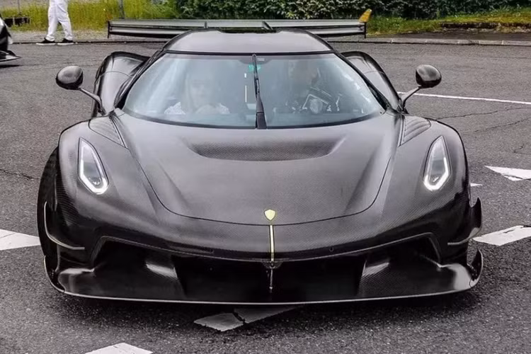 Trên toàn thế giới chỉ có đúng 125 chiếc Koenigsegg Jesko bản đặc biệt được sản xuất, và chủ nhân còn lựa chọn thêm tùy chọn Attack cũng như tên phiên bản là "Nur Edition", để khẳng định sự độc quyền không có xe thứ 2 trên thế giới, tuy nhiên, mọi chuyện đen đủi xảy ra đã khiến chiếc xe có giá 4 triệu đô la "hóa vàng".