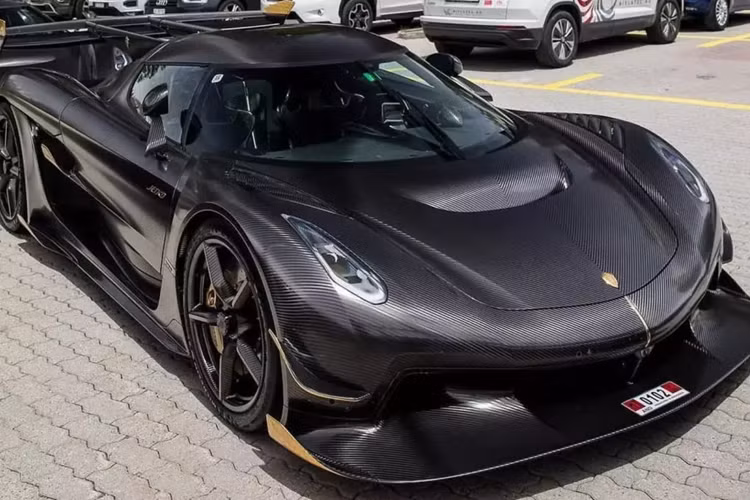 Theo tìm hiểu, chủ nhân của chiếc xe Koenigsegg Jesko Attack "Nur Edition" là 1 đại gia đến từ Tây Ban Nha, anh đã chọn ngoại thất xe là carbon trần, rất đắt tiền