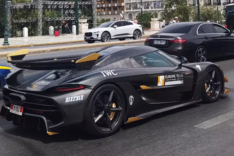 Theo hãng Koenigsegg, khối động cơ V8 cải tiến này được trang bị trục khuỷu 180 độ và nhẹ hơn 5 kg so với trước. Ngoài ra, động cơ còn có thể đạt tốc độ tua máy 8.500 vòng/phút, tạo ra công suất tối đa lớn hơn và âm thanh mang tính bản năng hơn.