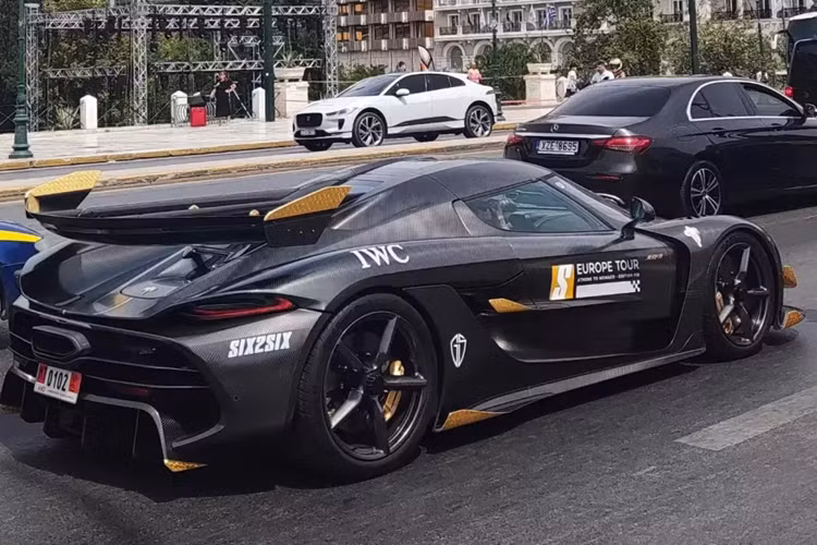 Theo hãng Koenigsegg, khối động cơ V8 cải tiến này được trang bị trục khuỷu 180 độ và nhẹ hơn 5 kg so với trước. Ngoài ra, động cơ còn có thể đạt tốc độ tua máy 8.500 vòng/phút, tạo ra công suất tối đa lớn hơn và âm thanh mang tính bản năng hơn.