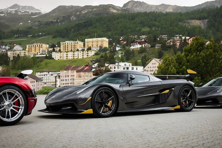 Ngay từ dải tua máy 2.700 - 6.170 vòng/phút, động cơ đã có thể tạo ra mô-men xoắn 1.000 Nm. Sức mạnh khủng khiếp này giúp tân binh của làng siêu xe thế giới đạt tốc độ tối đa 482 km/h và khiến Bugatti Chiron phải e dè. Nếu chạy bằng xăng Octane 95, Koenigsegg Jesko sở hữu công suất tối đa 1.262 mã lực.