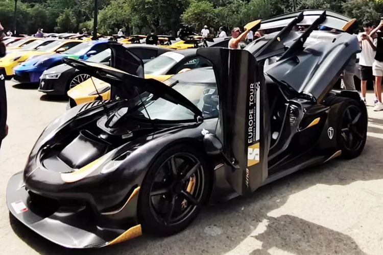 Nhưng trước khi xảy ra vụ tai nạn không ai mong muốn này, chiếc siêu xe triệu đô la Koenigsegg Jesko Attack "Nur Edition" đã trở thành tâm điểm của mọi chú ý, khi xe lăn bánh trên các con đường ở Hy Lạp. Đây cũng là chiếc xe đặc biệt nhất trong hành trình 6to6 Europe Tour 2024.