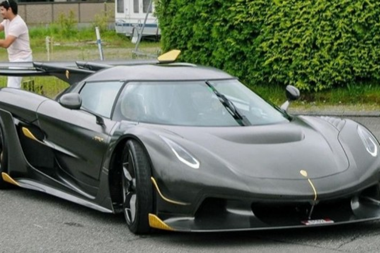 Và tất nhiên, rất hiếm siêu xe nào sở hữu bộ áo cá tính này, để tạo điểm nhấn, đại gia kia không chọn các màu nổi làm sọc, mà là mạ vàng 24k ở 2 bên cánh lướt gió trước/sau, nẹp sườn và khuếch tán, cùng bên cửa.