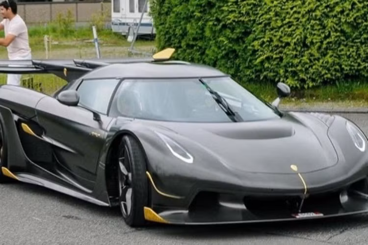 Và tất nhiên, rất hiếm siêu xe nào sở hữu bộ áo cá tính này, để tạo điểm nhấn, đại gia kia không chọn các màu nổi làm sọc, mà là mạ vàng 24k ở 2 bên cánh lướt gió trước/sau, nẹp sườn và khuếch tán, cùng bên cửa.