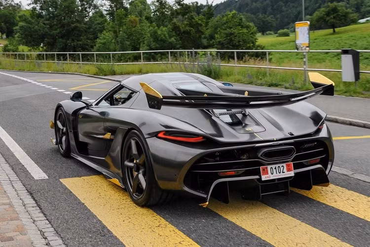 Được biết, cái tên Jesko vốn được dùng để tri ân cha của ông Christian von Koenigsegg - nhà sáng lập thương hiệu siêu xe Thụy Điển. Thậm chí, ông von Koenigsegg còn không hé lộ sẽ dùng cái tên Jesko với cha của mình cho đến phút cuối cùng khi mẫu siêu xe này ra mắt trong triển lãm ô tô Geneva 2019.