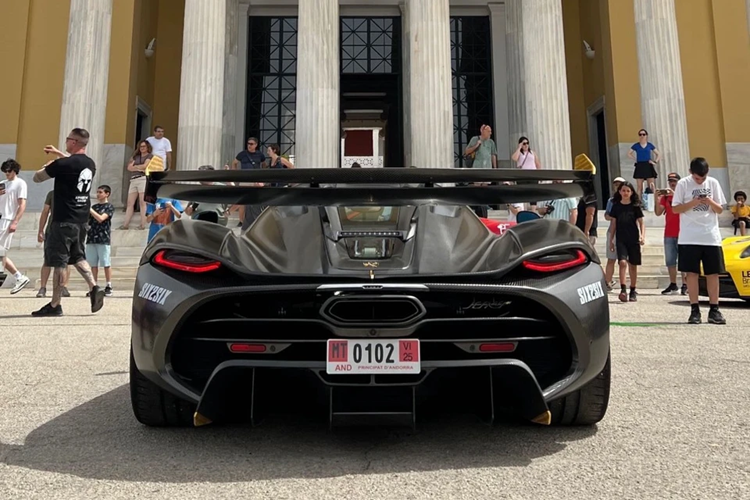 Nguồn cung cấp sức mạnh cho Koenigsegg Jesko là khối động cơ xăng V8, tăng áp kép, dung tích 5.0 lít, sản sinh công suất tối đa lên đến 1.578 mã lực và mô-men xoắn cực đại 1.500 Nm nếu chạy bằng nhiên liệu sinh học E85.