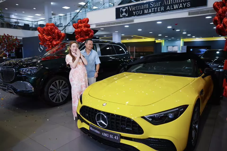 Trong số 2 chiếc xe sang thương hiệu "ngôi sao 3 cánh" này, chiếc Mercedes-AMG SL43 mui trần nhận được sự quan tâm vì là dòng xe thể thao mui trần, với số lượng chỉ đếm trên đầu ngón tay tại Việt Nam.