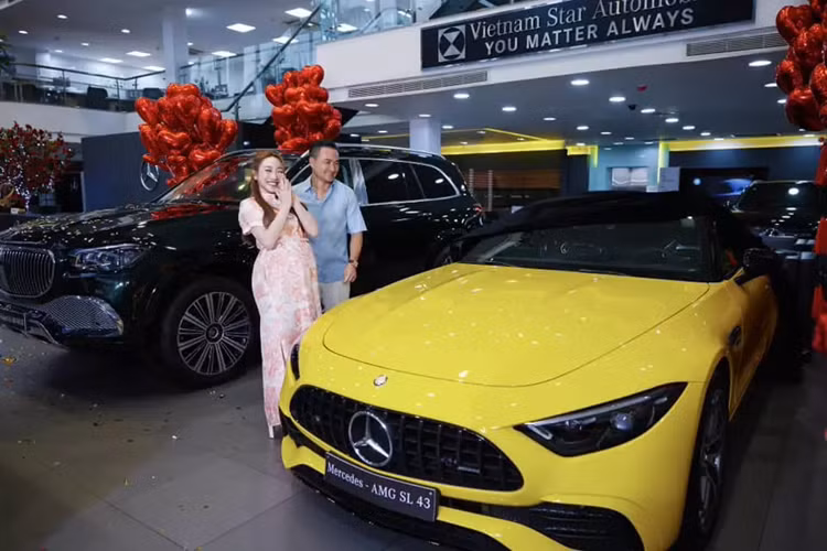 Trong số 2 chiếc xe sang thương hiệu "ngôi sao 3 cánh" này, chiếc Mercedes-AMG SL43 mui trần nhận được sự quan tâm vì là dòng xe thể thao mui trần, với số lượng chỉ đếm trên đầu ngón tay tại Việt Nam.