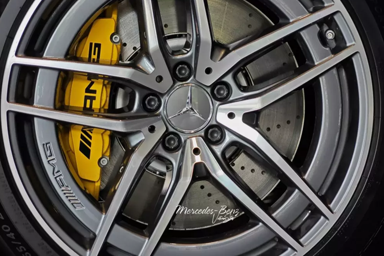 Mercedes-AMG SL43 được xem là phiên bản giá rẻ của bản Mercedes-AMG SL63, dù vậy, xe vẫn có thiết kế góc cạnh, và nội thất cá tính. Cụ thể, phần mặt tiền với lưới tản nhiệt vòng cung, được tạo hình bằng các nan dọc, nằm chính giữa vẫn là logo ngôi sao 3 cánh.