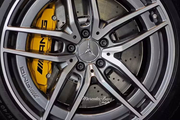 Mercedes-AMG SL43 được xem là phiên bản giá rẻ của bản Mercedes-AMG SL63, dù vậy, xe vẫn có thiết kế góc cạnh, và nội thất cá tính. Cụ thể, phần mặt tiền với lưới tản nhiệt vòng cung, được tạo hình bằng các nan dọc, nằm chính giữa vẫn là logo ngôi sao 3 cánh.