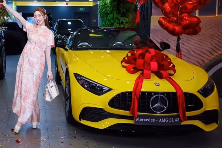 Mercedes-AMG SL43 R232 của vợ chồng Chi Bảo được trang bị khối động cơ 4 xylanh, dung tích 2.0 lít, sẽ sản sinh ra công suất tối đa 375 mã lực và mô-men xoắn cực đại 480 Nm. Sức mạnh trên Mercedes-AMG SL43 sẽ đi kèm với hộp số 9 cấp, nhờ đó, giúp xe tăng tốc 0- 100 km/h chỉ trong thời gian 4,9 giây, vận tốc tối đa 275 km/h.