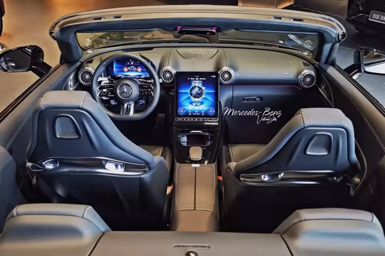 Vòng ra đuôi xe, Mercedes-AMG SL43 thế hệ mới nhất đang bán tại Việt Nam có đèn hậu LED mới, phần khoang hành lý chia làm đôi, để làm chỗ trống cất mui xe. Cuối cùng là việc xe được trang bị ống xả kép đối xứng, dạng tròn.