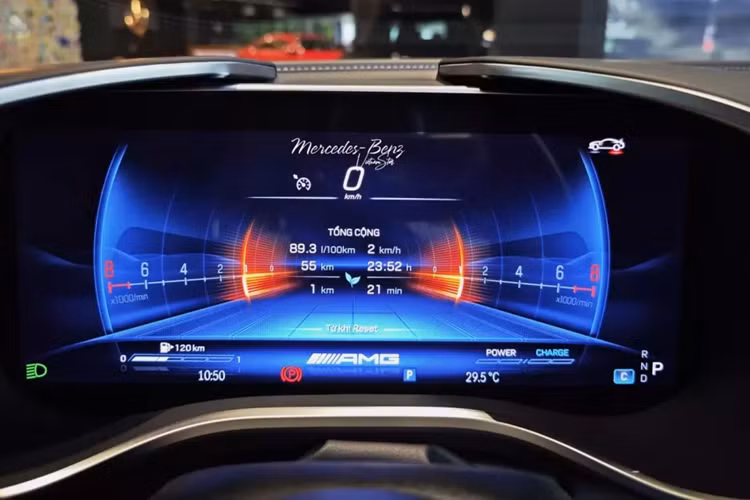 Nội thất xe Mercedes-AMG SL43 thế hệ thứ 7 sở hữu màn hình giải trí kích thước 11,9 inch, tích hợp đầy đủ các tính năng, giúp người sử dụng có thể tùy chỉnh, và ngoài ra, nó có thể thay đổi vị trí để chống chói. Màn hình sau tay lái dạng kỹ thuật số 12,3 inch.