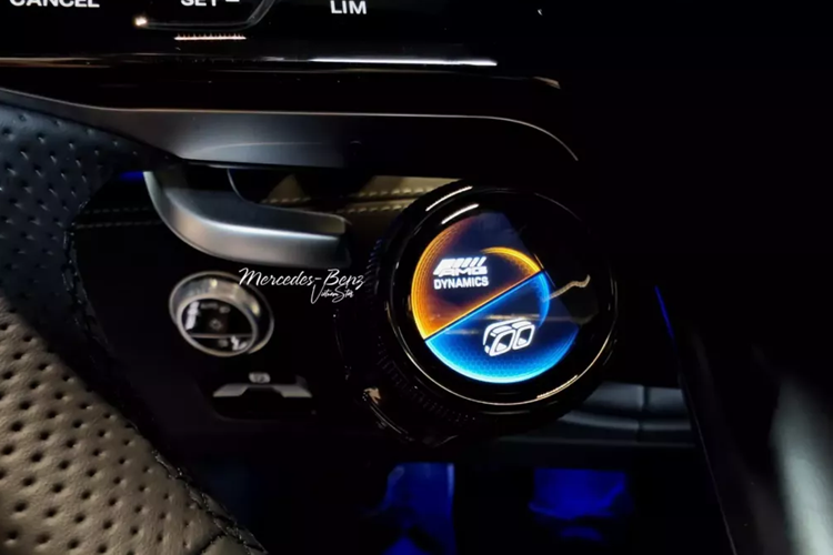 Các chế độ lái được điều chỉnh bằng núm xoay trên cần số, hệ thống tùy chỉnh âm thanh ống xả là những trang bị tiêu chuẩn. Cửa gió điều hòa mô phỏng cánh quạt các máy bay chiến đấu, xe có hàng ghế sau phù hợp cho trẻ em ngồi nhiều hơn.