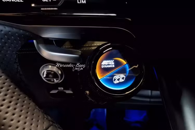 Các chế độ lái được điều chỉnh bằng núm xoay trên cần số, hệ thống tùy chỉnh âm thanh ống xả là những trang bị tiêu chuẩn. Cửa gió điều hòa mô phỏng cánh quạt các máy bay chiến đấu, xe có hàng ghế sau phù hợp cho trẻ em ngồi nhiều hơn.