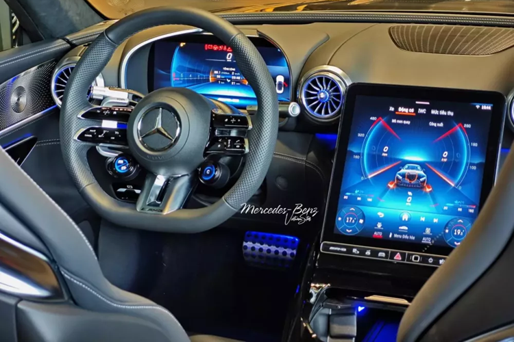 Sẽ thật sự thiếu xót nếu bỏ qua chi tiết cuối cùng, quan trọng nhất của dòng xe Mercedes-AMG SL43 2024 chính là mui xe, chiếc xe thể thao này sở hữu mui mềm, thay vì kim loại như trước đây, điều này giúp trọng lượng xe giảm cân đến 21 kg.