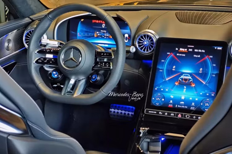 Sẽ thật sự thiếu xót nếu bỏ qua chi tiết cuối cùng, quan trọng nhất của dòng xe Mercedes-AMG SL43 2024 chính là mui xe, chiếc xe thể thao này sở hữu mui mềm, thay vì kim loại như trước đây, điều này giúp trọng lượng xe giảm cân đến 21 kg.