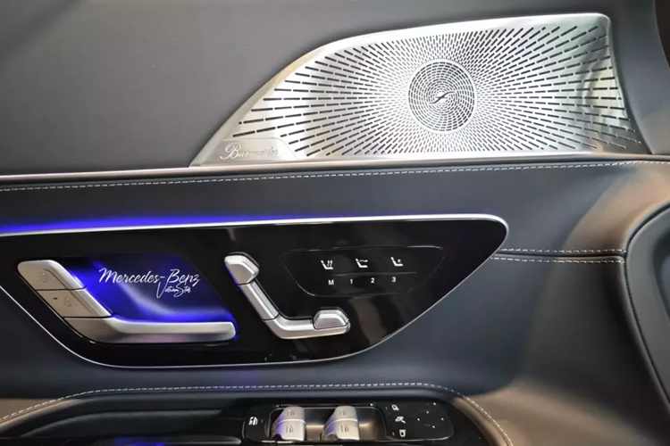 Thời gian đóng hoặc mở mui xe Mercedes-AMG SL43 thế hệ thứ 7 sẽ mất 15 giây, khách hàng chỉ cần ngồi trong khoang lái, nhấn nút, chiếc xe này sẽ tự động biến thành mui trần, hoặc đóng mui lại.