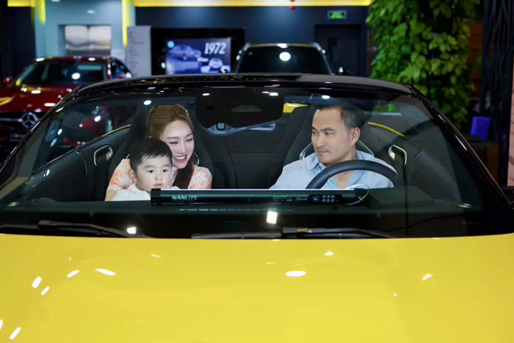 Theo chúng tôi tìm hiểu chiếc xe Mercedes-AMG SL43 của Chi Bảo mua tặng vợ kém 16 tuổi thuộc hàng độc nhất Việt Nam hiện nay, khi sở hữu màu sơn Sunny Yellow. Thú vị ở chỗ, trước đó, vợ chồng Chi Bảo cũng đã sở hữu 1 chiếc xe mui trần nhưng của thương hiệu xe BMW.