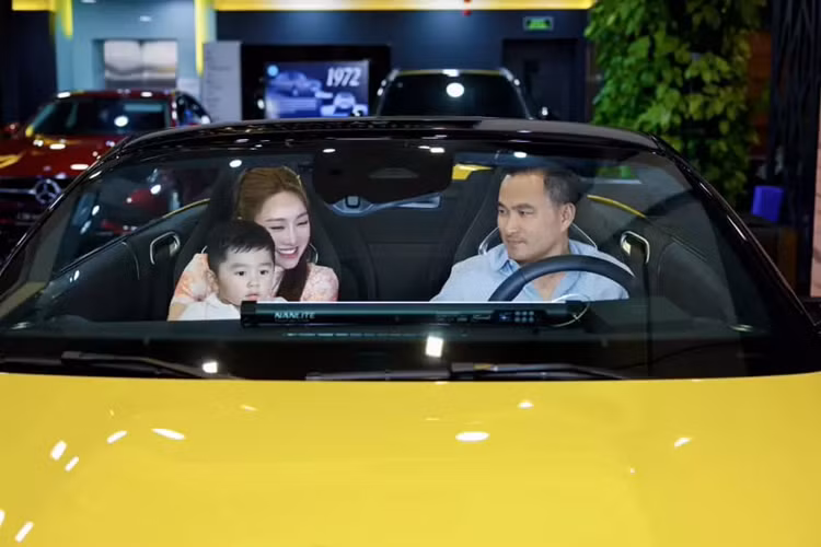 Theo chúng tôi tìm hiểu chiếc xe Mercedes-AMG SL43 của Chi Bảo mua tặng vợ kém 16 tuổi thuộc hàng độc nhất Việt Nam hiện nay, khi sở hữu màu sơn Sunny Yellow. Thú vị ở chỗ, trước đó, vợ chồng Chi Bảo cũng đã sở hữu 1 chiếc xe mui trần nhưng của thương hiệu xe BMW.