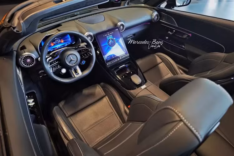 Thậm chí, vợ chồng Chi Bảo có thể mở mui ngay khi xe đang chạy, nhưng tốc độ tối đa được hãng xe sang Đức khuyến cáo chỉ nên dưới 60 km/h, rất ấn tượng so với nhiều hãng khuyên khách chỉ chạy dưới 50 km/h.