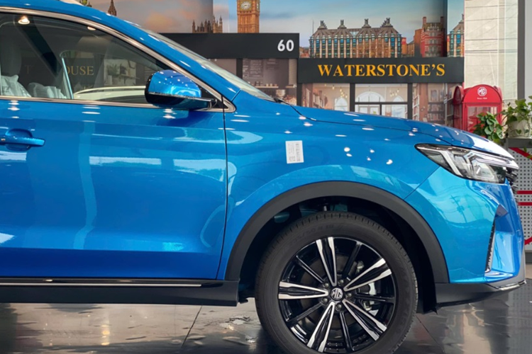 Phía đuôi xe là cụm đèn hậu được thiết kế tương tự đèn pha, tạo nên nét liền mạch cho tổng thể ngoại thất. Ở phía trên, xe có cánh gió nóc dạng tai mèo (chỉ được trang bị trên bản cao cấp), nhằm tăng tính ổn định cho xe khi chạy ở tốc độ cao, đồng thời khiến cho chiếc CUV mang dáng vẻ thể thao hơn.