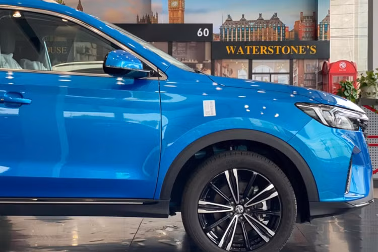 Phía đuôi xe là cụm đèn hậu được thiết kế tương tự đèn pha, tạo nên nét liền mạch cho tổng thể ngoại thất. Ở phía trên, xe có cánh gió nóc dạng tai mèo (chỉ được trang bị trên bản cao cấp), nhằm tăng tính ổn định cho xe khi chạy ở tốc độ cao, đồng thời khiến cho chiếc CUV mang dáng vẻ thể thao hơn.