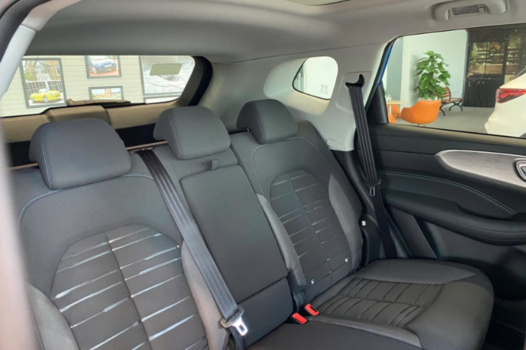 Xe còn có một số trang bị nổi bật khác như: hệ thống định vị vệ tinh GPS, chìa khóa thông minh, khởi động nút bấm, phanh tay điện tử, sạc điện thoại không dây. Trong khi đó, bản cao cấp sẽ có ghế da, chỉnh điện và cửa sổ trời toàn cảnh…