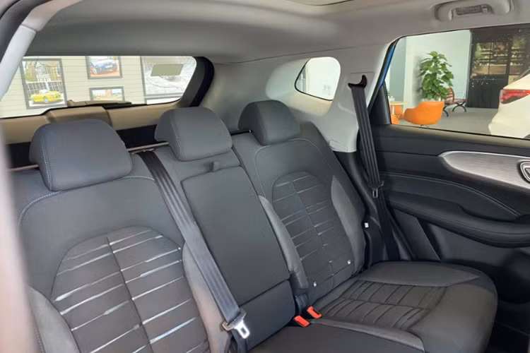 Xe còn có một số trang bị nổi bật khác như: hệ thống định vị vệ tinh GPS, chìa khóa thông minh, khởi động nút bấm, phanh tay điện tử, sạc điện thoại không dây. Trong khi đó, bản cao cấp sẽ có ghế da, chỉnh điện và cửa sổ trời toàn cảnh…