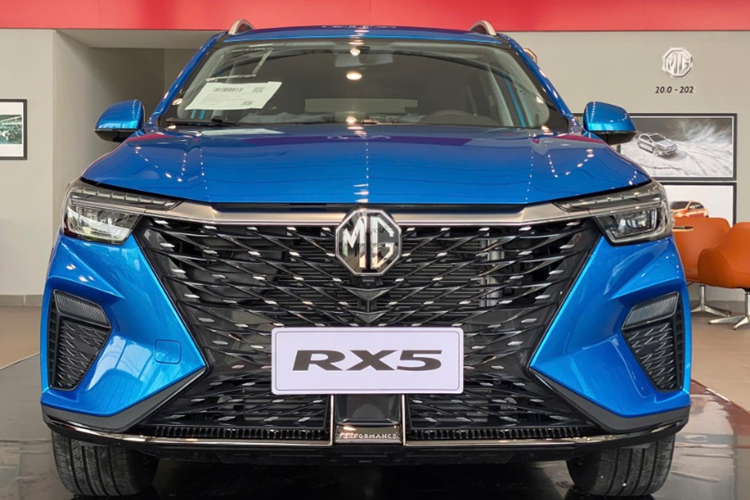 Mức giá xe MG RX5 2024 niêm yết ngang ngửa với “đối thủ” Mazda CX-5. RX5 được định vị ở phân khúc SUV/CUV cỡ C với kích thước dài x rộng x cao lần lượt là 4.571 x 1.855 x 1.719 mm. Tương tự những mẫu xe mang thương hiệu MG khác, RX5 sở hữu thiết kế trẻ trung, hiện đại.