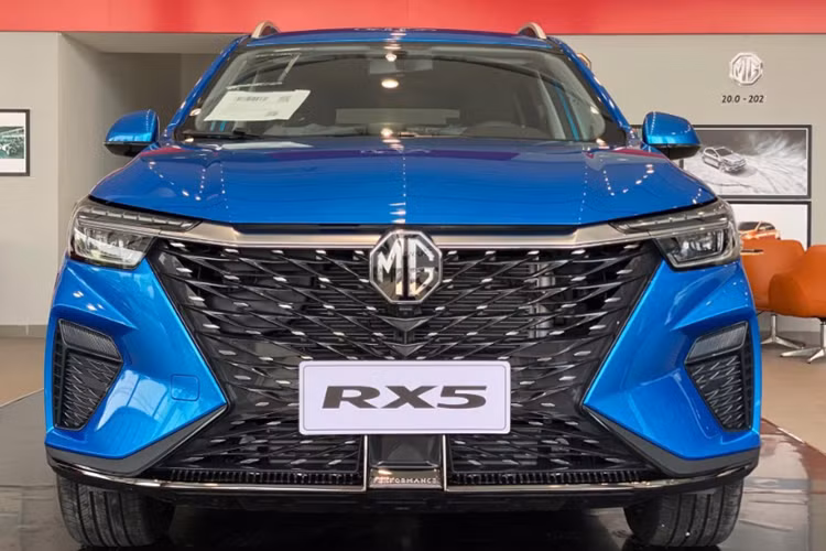 Mức giá xe MG RX5 2024 niêm yết ngang ngửa với “đối thủ” Mazda CX-5. RX5 được định vị ở phân khúc SUV/CUV cỡ C với kích thước dài x rộng x cao lần lượt là 4.571 x 1.855 x 1.719 mm. Tương tự những mẫu xe mang thương hiệu MG khác, RX5 sở hữu thiết kế trẻ trung, hiện đại.