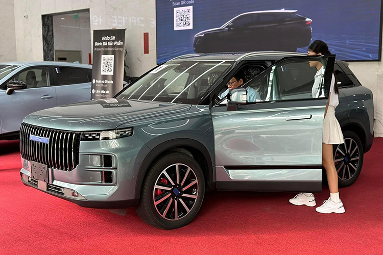 Mẫu xe SUV Trung Quốc này từng được trưng bày tại Việt Nam vào cuối năm 2023 nhưng chưa công bố giá bán cũng như ngày mở bán. Được biết, thời gian đầu gia nhập thị trường, Jaeecoo 7 sẽ được phân phối dưới hình thức nhập nguyên chiếc từ Indonesia nhằm hưởng thuế nhập khẩu 0%, sau đó hãng sẽ xem xét đến việc nội địa hóa.