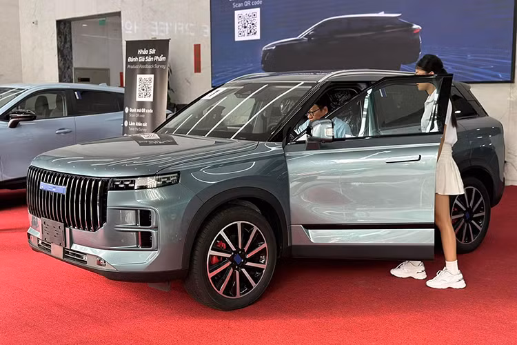 Mẫu xe SUV Trung Quốc này từng được trưng bày tại Việt Nam vào cuối năm 2023 nhưng chưa công bố giá bán cũng như ngày mở bán. Được biết, thời gian đầu gia nhập thị trường, Jaeecoo 7 sẽ được phân phối dưới hình thức nhập nguyên chiếc từ Indonesia nhằm hưởng thuế nhập khẩu 0%, sau đó hãng sẽ xem xét đến việc nội địa hóa.
