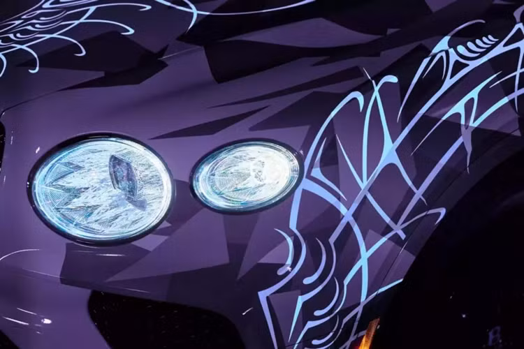 “Ban đầu, mặt tiền của xe có những hình dạng thô ráp, khảm trên nắp ca-pô, tượng trưng cho sự căng thẳng mà người ta có thể cảm thấy khi bắt đầu một hành trình,” cố vấn thiết kế của Bentley Mulliner Rich Morris mô tả.