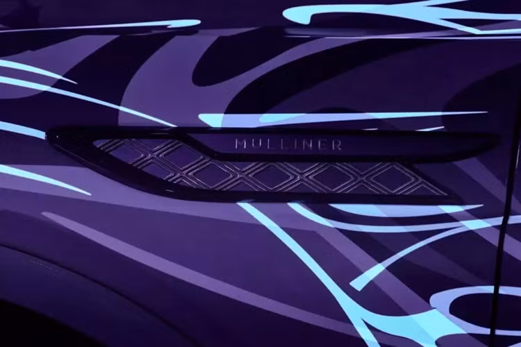 “Khi di chuyển dọc theo xe, những hình dạng này chuyển thành một họa tiết gợn sóng có cấu trúc, lưu động dọc theo hai bên, gợi lên những giọt nước và tạo nên họa tiết kim cương Azure đặc trưng của Bentley. Sự chuyển tiếp liền mạch này thể hiện sự chuyển đổi cảm xúc từ căng thẳng sang sự hài lòng thanh thản khi đến đích sau khi lái xe Bentley.”