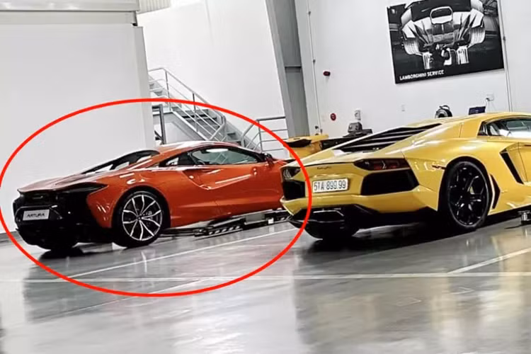 Nhưng sau này, đại diện hãng cho biết, việc bàn giao Artura chậm trễ do nhiều vấn đề khiến hãng xe Anh quốc phải bán bớt đi bộ sưu tập trị giá 3 nghìn tỷ đồng của mình và 1 trong các nguyên nhân đó đã được tiết lộ chính là việc xe Artura có thể bị cháy bất kỳ lúc nào.