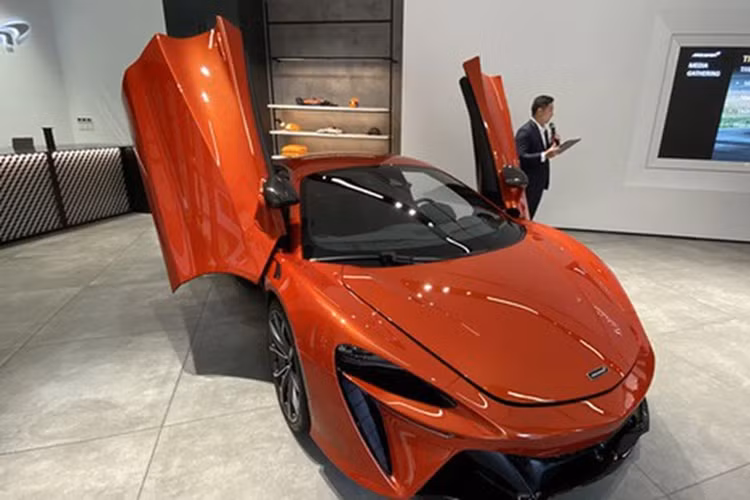 Siêu xe hoàn toàn mới McLaren Artura được trang bị khối động cơ xăng V6, dung tích 3.0 lít, tăng áp kép, sản sinh ra công suất tối đa 577 mã lực và còn có thêm 94 mã lực nhờ động cơ điện mang đến. Nhờ đó mà tổng công suất trên siêu xe McLaren Artura khi kết hợp hệ dẫn động plug-in hybrid là 671 mã lực.