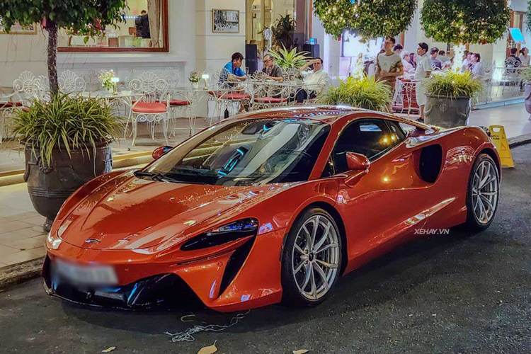 Siêu xe McLaren Artura có thời gian tăng tốc từ vị trí xuất phát lên 96 km/h chỉ trong 3 giây, trước khi đạt vận tốc tối đa 330 km/h. Chỉ với động cơ điện, siêu xe McLaren Artura có thể hoàn thành quãng đường dài 30 km và đạt vận tốc tối đa 130 km/h.