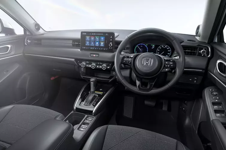 Thêm vào đó là hệ thống Honda Remote Operation, cho phép bật/tắt điều hòa, đóng/mở cửa cốp và tìm vị trí xe từ xa. Bản đồ tự động cập nhật, hệ thống kết nối WiFi trên xe và khóa kỹ thuật số cho phép mở/khóa cửa bằng điện thoại thông minh cũng được trang bị cho mẫu SUV cỡ B này.