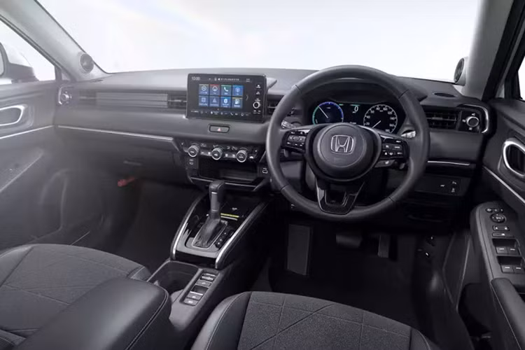 Thêm vào đó là hệ thống Honda Remote Operation, cho phép bật/tắt điều hòa, đóng/mở cửa cốp và tìm vị trí xe từ xa. Bản đồ tự động cập nhật, hệ thống kết nối WiFi trên xe và khóa kỹ thuật số cho phép mở/khóa cửa bằng điện thoại thông minh cũng được trang bị cho mẫu SUV cỡ B này.